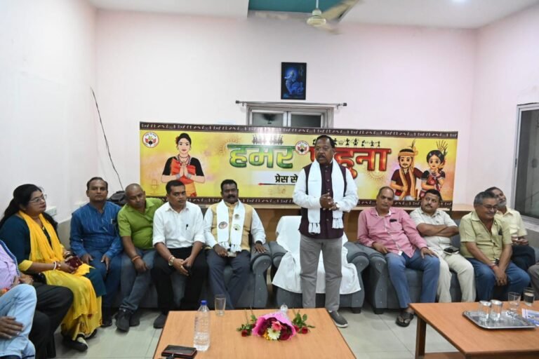 रायपुर प्रेस क्लब का आम महोत्सव, कृषि मंत्री रामविचार नेताम बोले— “आम हर किसी का खास है”