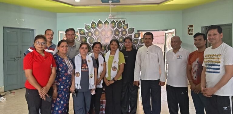 अंतरराष्ट्रीय योग दिवस पर रायपुर प्रेस क्लब में पत्रकारों ने किया योगाभ्यास