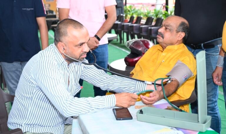 “कांग्रेस के तीर का मुस्कुराकर जवाब, विधायक पुरन्दर मिश्रा बोले – मैं स्वस्थ हूँ, ज़रूरत हो तो आप भी निःशुल्क जांच कराइए।”