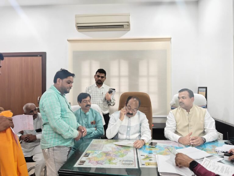 उप मुख्यमंत्री अरुण साव ने ‘सहयोग केंद्र’ में कार्यकर्ताओं के आवेदनों का किया निराकरण