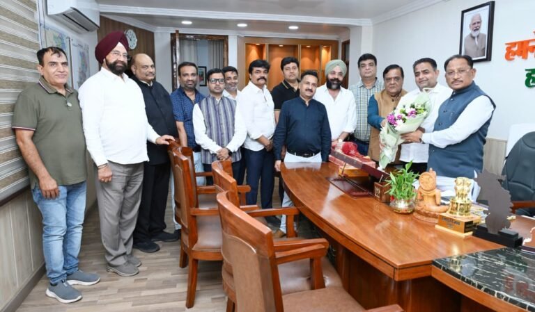 व्यापारियों के हितों की पैरवी में आगे आया चेम्बर, सतीश थौरानी ने मुख्यमंत्री को सौंपा मांगपत्र