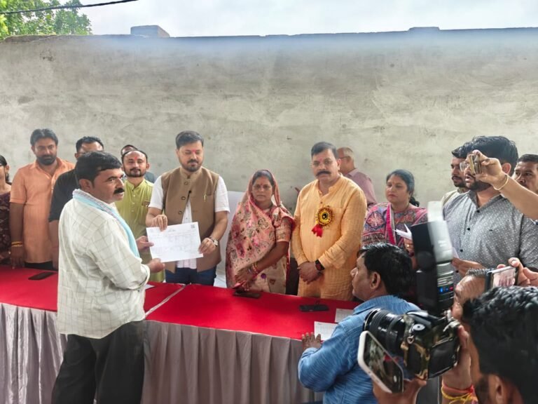 धरसीवां तहसील में स्वामित्व योजना के तहत हितग्राहियों को मिले अधिकार पत्र