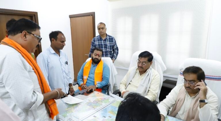 सहयोग केंद्र में खाद्य मंत्री बघेल ने कार्यकर्ताओं से किया संवाद