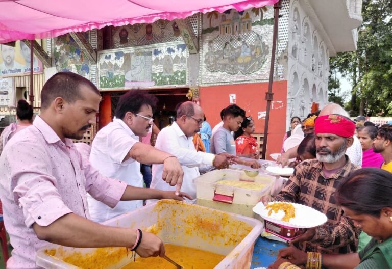 शनिवार एवं देवशयनी एकादशी पर रायपुर स्टेशन के हनुमान मंदिर में उमड़ा जनसैलाब, संस्थापक कुबेर राठी के नेतृत्व में 12 हजार श्रद्धालुओं ने ग्रहण किया महाप्रसाद