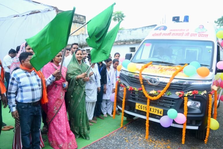 मंत्री लक्ष्मी राजवाड़े ने चांदनी बिहारपुर को दी एम्बुलेंस की सौगात, दिखाई हरी झण्डी