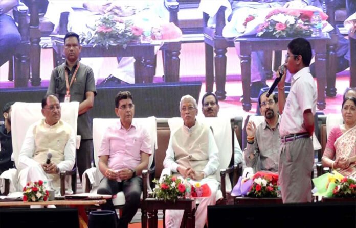 अटल उत्कृष्ट शिक्षा योजना : CM साय ने मेधावी श्रमिक बच्चों का किया सम्मान, 39 करोड़ रुपये खातों में ट्रांसफर अटल उत्कृष्ट शिक्षा योजना : CM साय ने मेधावी श्रमिक बच्चों का किया सम्मान, 39 करोड़ रुपये खातों में ट्रांसफर