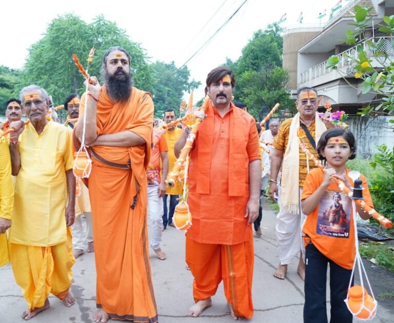 अमित चिमनानी के नेतृत्व में निकली भव्य कावड़ यात्रा,जगह जगह हुआ स्वागत सैकड़ों श्रद्धालुओं ने 7 नदियों के जल से किया महाकाल का अभिषेक