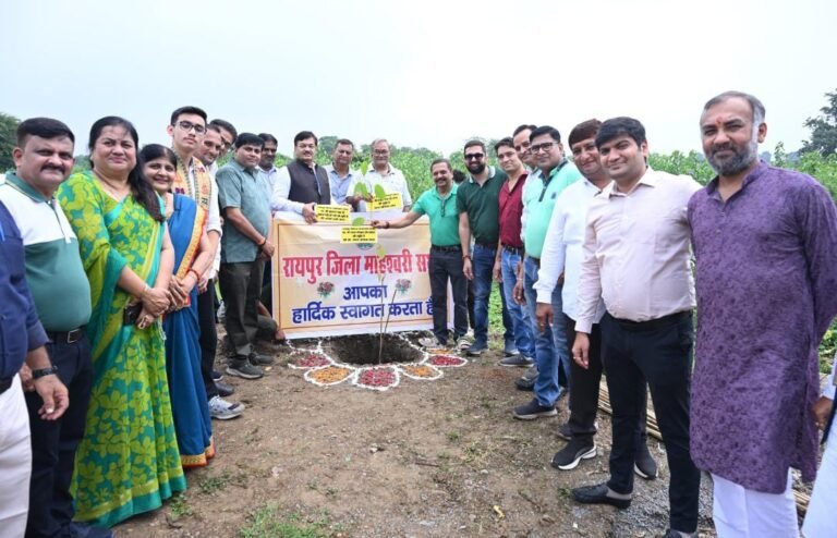 भगवान महेश की महाआरती एवं स्वजनों की स्मृति में वृक्षारोपण कार्यक्रम संपन्न