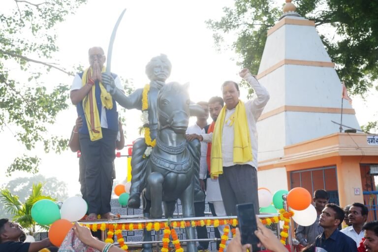 बृजमोहन अग्रवाल ने दावनबोड़ में शहीद वीर नारायण सिंह की प्रतिमा का किया अनावरण, 50 लाख से अधिक के विकास कार्यों की दी सौगात