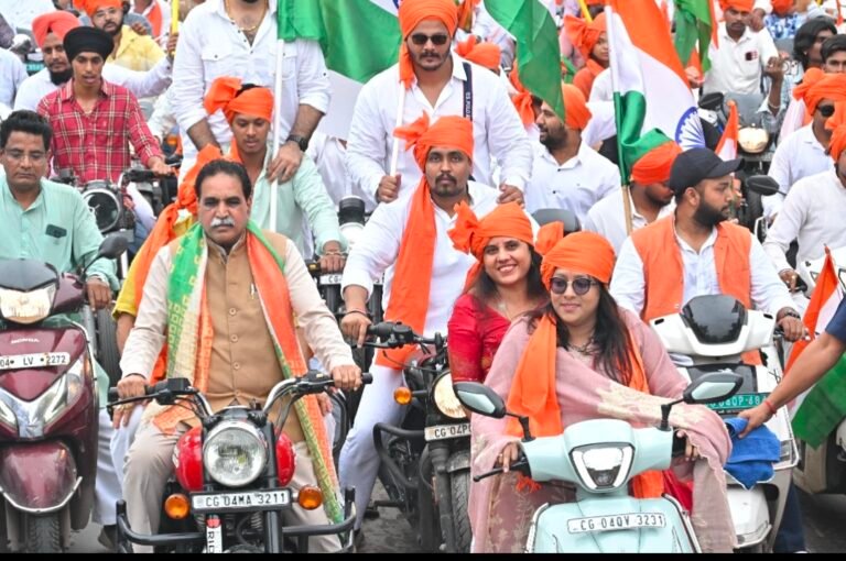 राजेश मूणत के नेतृत्व में निकली विराट तिरंगा यात्रा, चौक-चौराहों पर सामाजिक संगठनों और नागरिकों ने किया अभूतपूर्व स्वागत