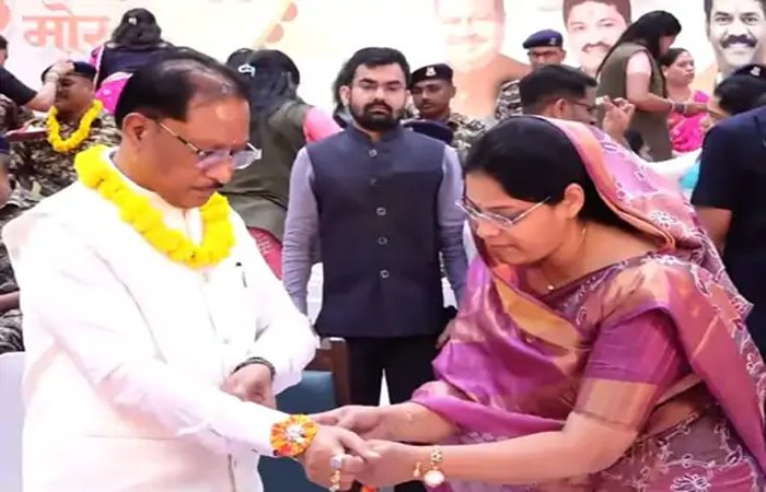 शहीद की पत्नी ने CM को बांधी राखी, साय बोले-आज मिली सगी बहन से बढ़कर बहन