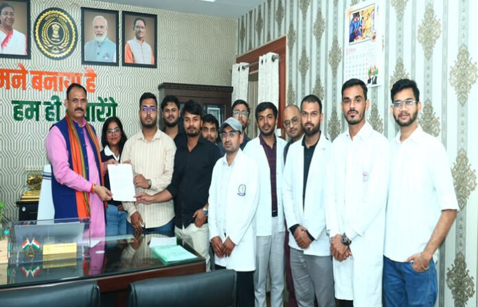 स्वास्थ्य मंत्री श्याम बिहारी जायसवाल से मिले इंटर्न डॉक्टर, आंदोलन स्थगित करने का लिया निर्णय