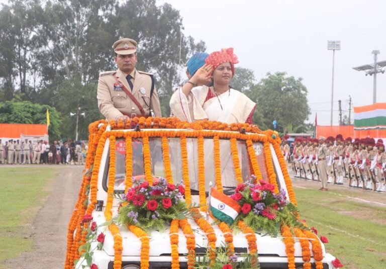 मंत्री लक्ष्मी राजवाड़े ने ध्वजारोहण कर ली परेड की सलामी, शहीद जवानों के परिजनों एवं उत्कृष्ट कार्य करने वाले अधिकारी-कर्मचारियों का किया सम्मान