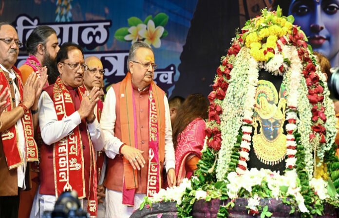  मुख्यमंत्री साय ने भगवान शिव का रुद्राभिषेक कर प्रदेशवासियों के सुख-समृद्धि और खुशहाली की कामना की