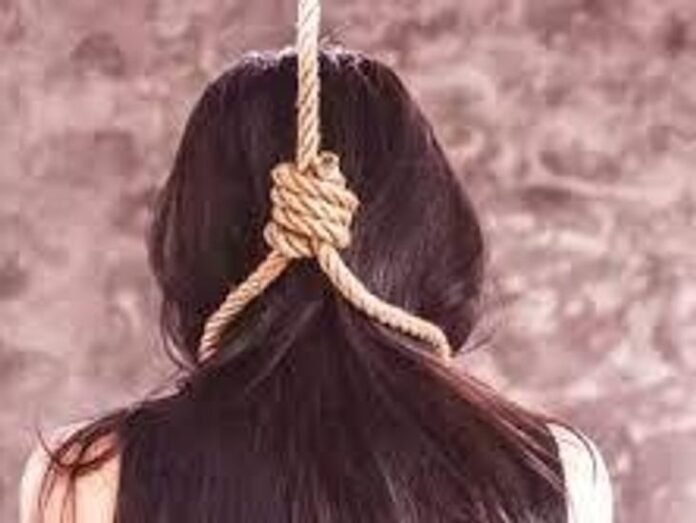 17 बार पति को किया कॉल, नहीं मिला जवाब तो कर ली खुदकुशी