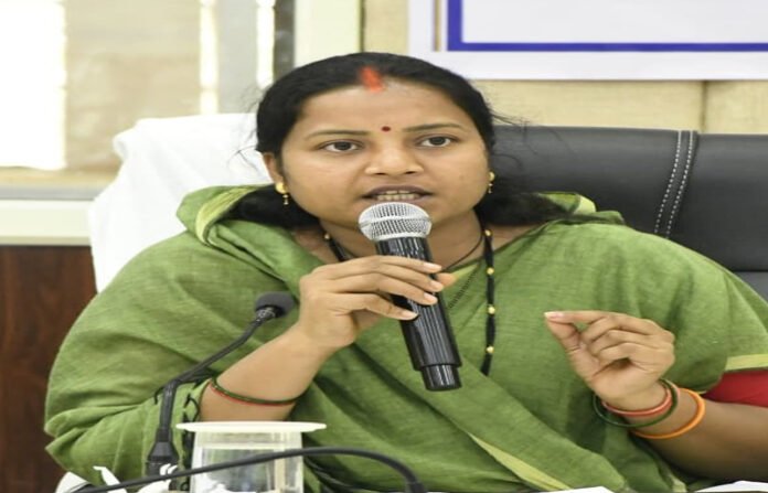 मंत्री लक्ष्मी राजवाड़े ने प्रभार जिला बलरामपुर की ली समीक्षा बैठक, योजनाओं का लाभ अंतिम व्यक्ति तक पहुंचाने दिए निर्देश