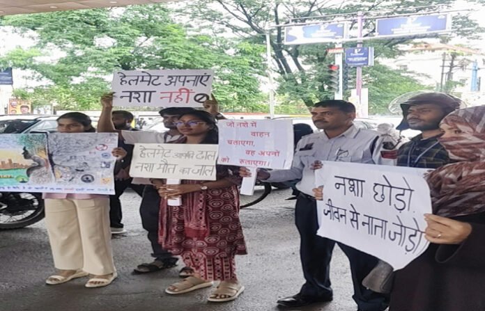 शंकर नगर चौक पर चला ‘हेलमेट अपनाएं, नशा नहीं’ अभियान, वाहन चालकों को किया जागरूक शंकर नगर चौक पर चला ‘हेलमेट अपनाएं, नशा नहीं’ अभियान, वाहन चालकों को किया जागरूक