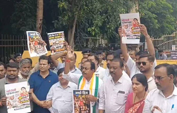 शक्कर समेत राशन सामग्री के बढ़ते दामों को लेकर कांग्रेस का प्रदर्शन, कालाबाजारी का लगाया आरोप शक्कर समेत राशन सामग्री के बढ़ते दामों को लेकर कांग्रेस का प्रदर्शन, कालाबाजारी का लगाया आरोप
