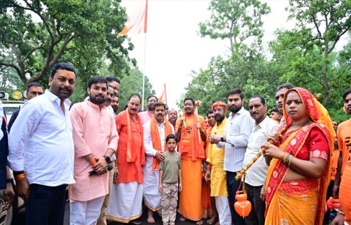 अमरकंटक में कांवड़ियों के बीच पहुंचे उप मुख्यमंत्री विजय शर्मा, मृत्युंजय आश्रम में कांवड़ियों को कराया भोजन