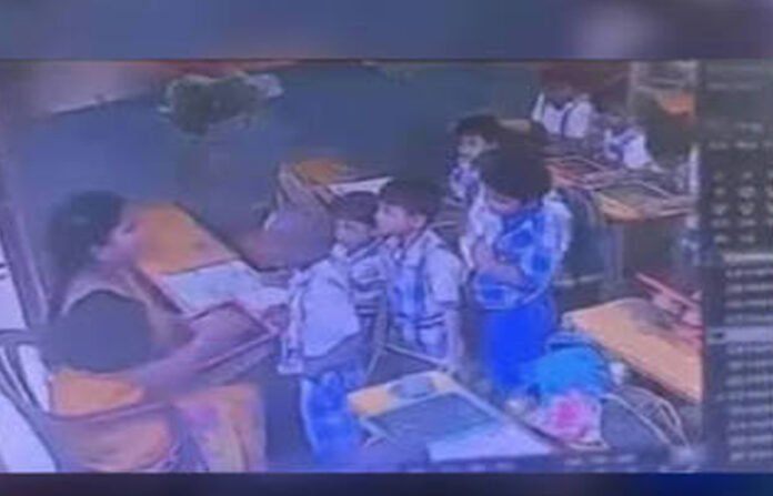 होमवर्क न करने पर शिक्षिका ने जड़ा थप्पड़, 6 वर्षीय मासूम छात्र की मौत; पुलिस जांच में जुटी होमवर्क न करने पर शिक्षिका ने जड़ा थप्पड़, 6 वर्षीय मासूम छात्र की मौत; पुलिस जांच में जुटी