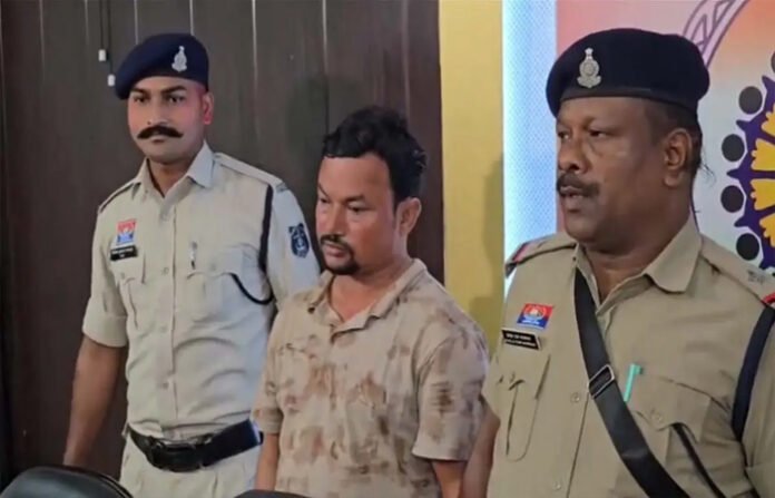 बिलासपुर में बांग्लादेशी गिरफ्तार: फर्जी पासपोर्ट-आधार-पैन समेत कई दस्तावेज बरामद, NTPC सीपत में कर रहा था काम बिलासपुर में बांग्लादेशी गिरफ्तार: फर्जी पासपोर्ट-आधार-पैन समेत कई दस्तावेज बरामद, NTPC सीपत में कर रहा था काम