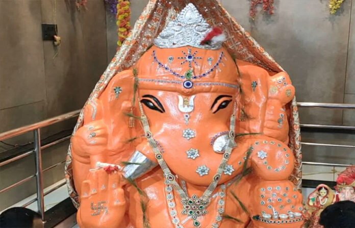 CG NEWS: 100 साल पुराना चमत्कारी गणेश मंदिर! जमीन से प्रकट हुए थे बप्पा, हर साल बढ़ती है प्रतिमा की ऊंचाई CG NEWS: 100 साल पुराना चमत्कारी गणेश मंदिर! जमीन से प्रकट हुए थे बप्पा, हर साल बढ़ती है प्रतिमा की ऊंचाई