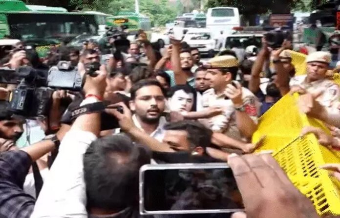 46 दिन बाद फिर सड़क पर उतरी कॉकरोच जनता पार्टी, पार्लियामेंट स्ट्रीट थाने के बाहर प्रदर्शन 46 दिन बाद फिर सड़क पर उतरी कॉकरोच जनता पार्टी, पार्लियामेंट स्ट्रीट थाने के बाहर प्रदर्शन