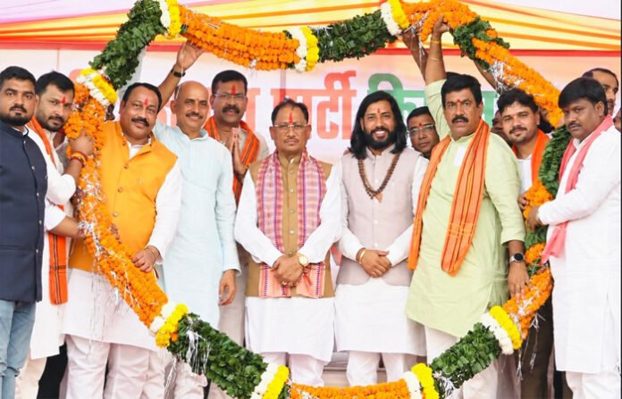 बीरगांव में उमड़ा जनसैलाब: मुख्यमंत्री विष्णुदेव साय ने फूंका चुनावी शंखनाद, 76 श्रमवीरों और समाजसेवियों का किया ऐतिहासिक सम्मान बीरगांव में उमड़ा जनसैलाब: मुख्यमंत्री विष्णुदेव साय ने फूंका चुनावी शंखनाद, 76 श्रमवीरों और समाजसेवियों का किया ऐतिहासिक सम्मान