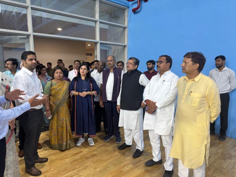 अहमदाबाद के वीर सावरकर स्पोर्ट्स कॉम्प्लेक्स पहुंचे सांसद बृजमोहन अग्रवाल, खेल सुविधाओं का लिया जायजा