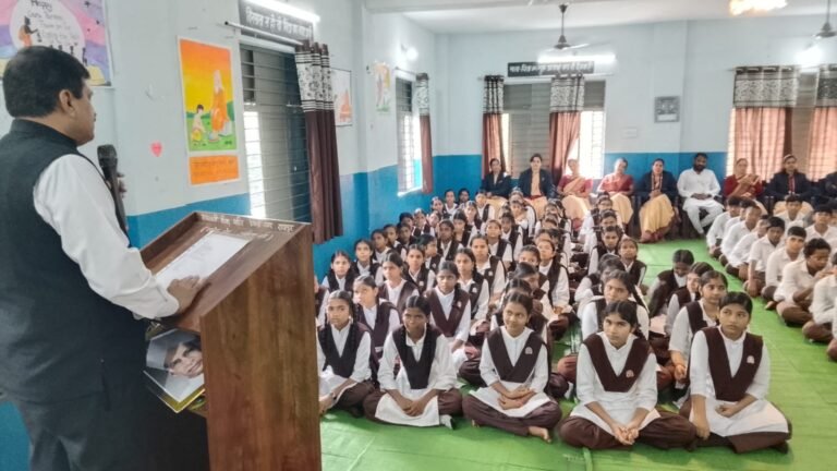 मोबाइल-कंप्यूटर का ज्यादा इस्तेमाल आंखों के लिए नुकसानदायक : डॉ. दिनेश मिश्रा