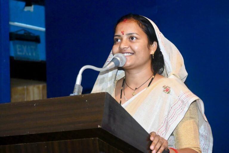 मंत्री लक्ष्मी राजवाड़े ने विद्यार्थियों को किया साइबर अपराधों से बचाव के प्रति जागरूक