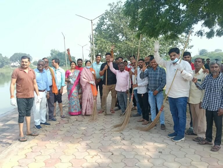 बंधुवा तालाब के पास चला स्वच्छता अभियान, जनप्रतिनिधियों व भाजपा कार्यकर्ताओं ने दिया स्वच्छता का संदेश