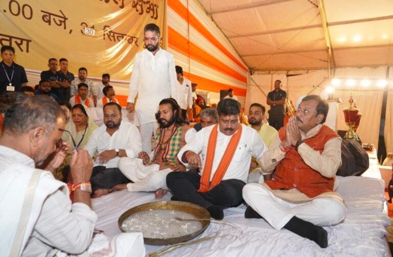 पितृ पक्ष के पावन अवसर पर सर्व समाज ने धनगांव में वीर सपूतों को दिया तर्पण, साधु-संतों से लेकर मंत्री और जनप्रतिनिधि हुए शामिल