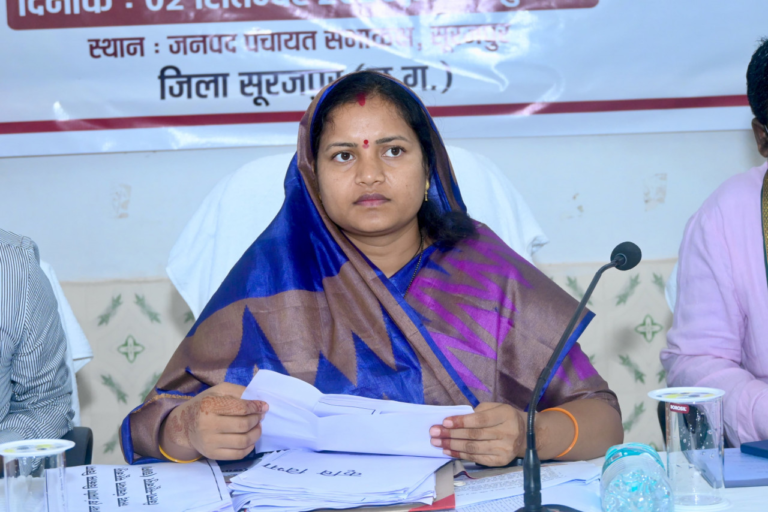 मंत्री लक्ष्मी राजवाड़े ने सूरजपुर और भैयाथान में विकासखंड स्तरीय समीक्षा बैठकों में योजनाओं की प्रगति की समीक्षा की