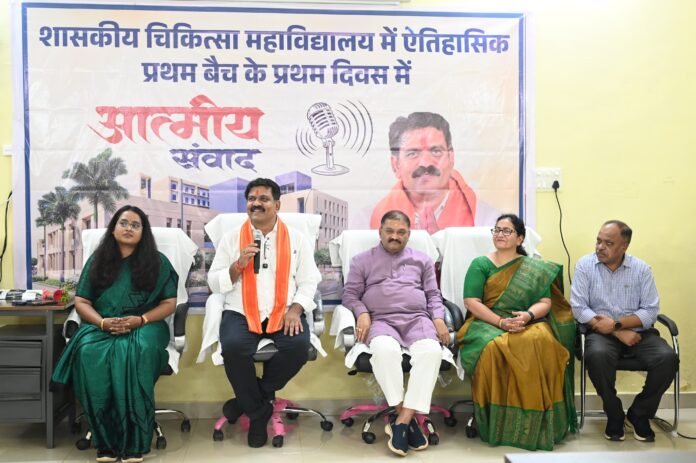 कवर्धा मेडिकल कॉलेज के पहले बैच का शुभारंभ, विजय शर्मा ने कहा- सेवा भाव और संवेदनशीलता से बनें अच्छे डॉक्टर कवर्धा मेडिकल कॉलेज के पहले बैच का शुभारंभ, विजय शर्मा ने कहा- सेवा भाव और संवेदनशीलता से बनें अच्छे डॉक्टर