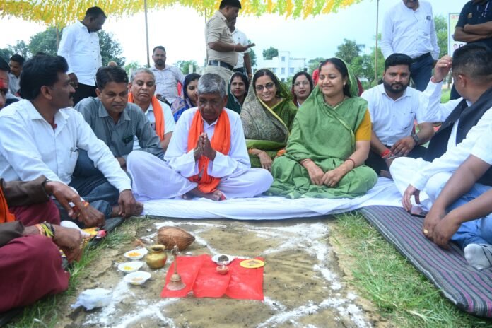 भैयाथान क्षेत्र में 34 करोड़ से अधिक के सड़क विकास कार्यों की मंत्री लक्ष्मी राजवाड़े ने दी सौगात भैयाथान क्षेत्र में 34 करोड़ से अधिक के सड़क विकास कार्यों की मंत्री लक्ष्मी राजवाड़े ने दी सौगात
