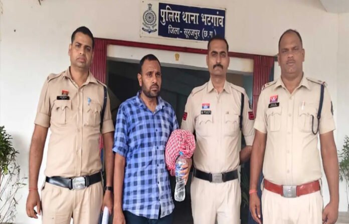 रेप का आरोपी शिक्षक सस्पेंड: 11वीं की छात्रा से दुष्कर्म कर अश्लील वीडियो बनाई, भेजा गया है जेल रेप का आरोपी शिक्षक सस्पेंड: 11वीं की छात्रा से दुष्कर्म कर अश्लील वीडियो बनाई, भेजा गया है जेल
