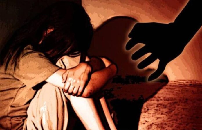 CG News: पूजा में बिजी था गांव, सूनसान जगह पर ले जाकर 2 नाबालिग से हैवानियत, चुप रहने के लिए दिए 50 रुपए CG News: पूजा में बिजी था गांव, सूनसान जगह पर ले जाकर 2 नाबालिग से हैवानियत, चुप रहने के लिए दिए 50 रुपए