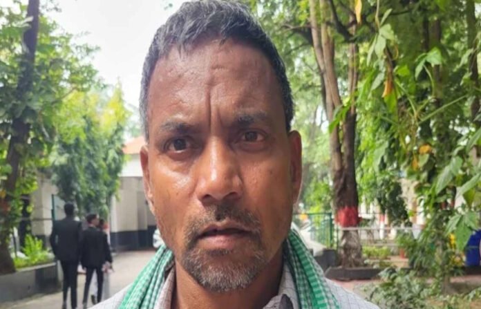 सामाजिक बहिष्कार की शिकायत लेकर पांच माह से भटक रहा ग्रामीण, कार्रवाई नहीं होने का आरोप सामाजिक बहिष्कार की शिकायत लेकर पांच माह से भटक रहा ग्रामीण, कार्रवाई नहीं होने का आरोप
