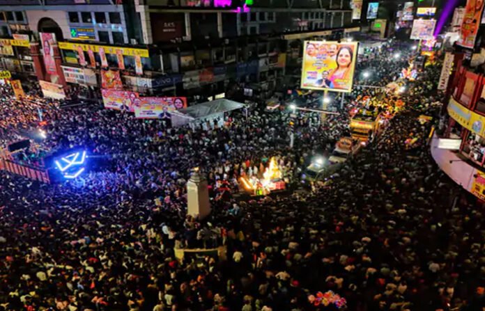 गणेश विसर्जन झांकी में उमड़ा जनसैलाब, रातभर गूंजता रहा डीजे; भीड़ में फंसी एंबुलेंस