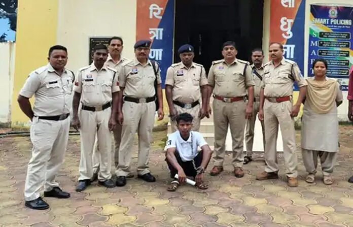 बेटी को परेशान करने से रोका तो मां को उतारा मौत के घाट: घर में घुसकर सिर पर कुल्हाड़ी से किया वार, आरोपी गिरफ्तार बेटी को परेशान करने से रोका तो मां को उतारा मौत के घाट: घर में घुसकर सिर पर कुल्हाड़ी से किया वार, आरोपी गिरफ्तार