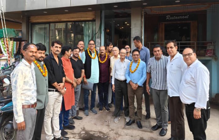 मुंगेली में कैट का संगठन विस्तार, नई कार्यकारिणी गठित, प्रदेश चेयरमेन विक्रम सिंह देव और अध्यक्ष परमानंद जैन के नेतृत्व में व्यापारियों की बैठक