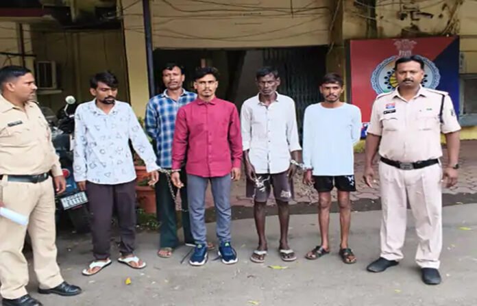 शराब और चाकू लेकर घूमने वालों पर एक्शन: रायपुर में 12 लोगों पर कार्रवाई, 18.340 लीटर शराब और 4 चाकू बरामद