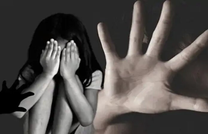 घर में घुसकर नाबालिग से रेप की कोशिश, पड़ोसी गिरफ्तार घर में घुसकर नाबालिग से रेप की कोशिश, पड़ोसी गिरफ्तार
