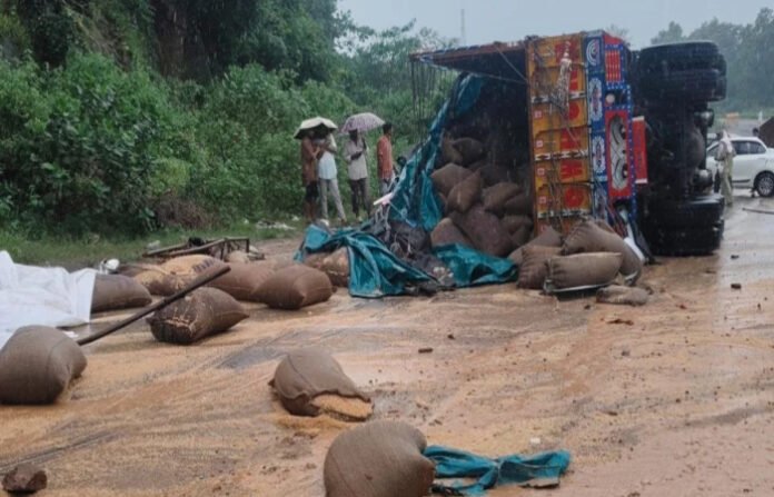 NH-30 पर बड़ा सड़क हादसा: डीजे वाहन को घसीटता ले गया ट्रक, 6 की मौत 5 घायल NH-30 पर बड़ा सड़क हादसा: डीजे वाहन को घसीटता ले गया ट्रक, 6 की मौत 5 घायल