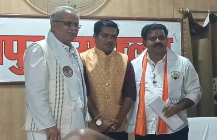 प्रेस क्लब में पीएम आवास के आंकड़ों को लेकर सीएम विजय शर्मा और भूपेश के बीच सियासी बहस, देखें लाइव