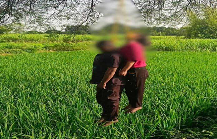 दो बच्चों के पिता ने प्रेमिका संग की आत्महत्या, एक ही फंदे पर लटकी मिली दोनों की लाश दो बच्चों के पिता ने प्रेमिका संग की आत्महत्या, एक ही फंदे पर लटकी मिली दोनों की लाश