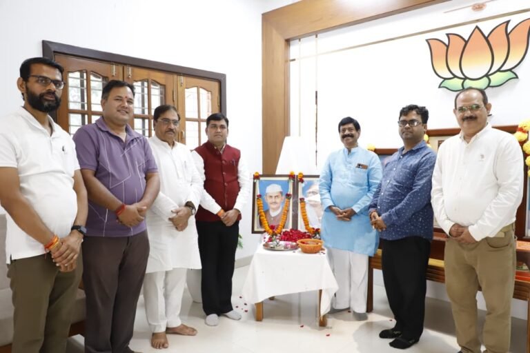 महात्मा गांधी और पूर्व प्रधानमंत्री लालबहादुर शास्त्री की जयंती पर भाजपा ने किया नमन