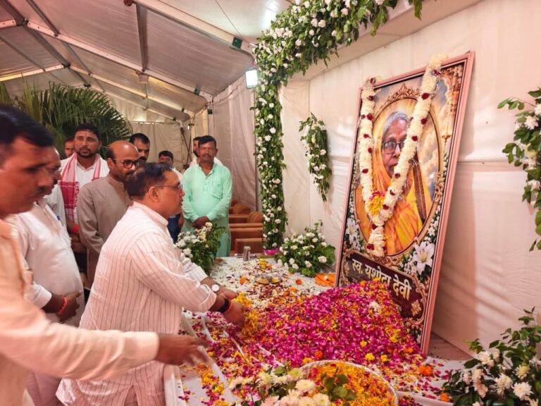 कर्मवीर सिंह ने हरीश द्विवेदी की माता यशोदा जी को दी श्रद्धांजलि, परिवारजनों से भेंट कर व्यक्त की संवेदनाएं…