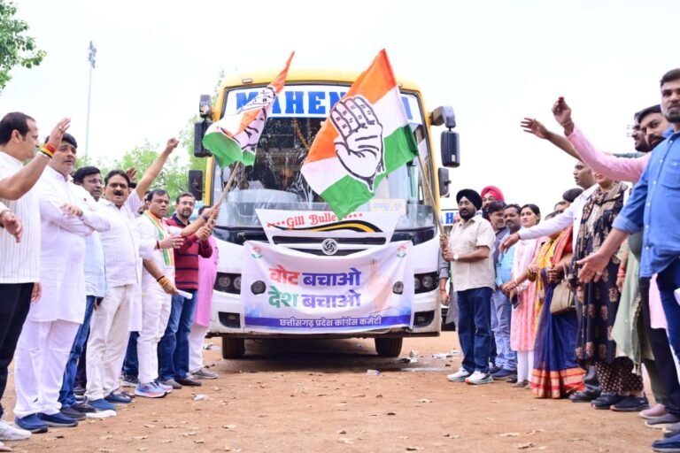 वोट बचाओ, देश बचाओ रैली में छत्तीसगढ़ से बब्बर शेरों का दिल्ली कूच, दीपक बैज, विजय जांगिड़, मलकीत गैदू ने झंडी दिखाकर बसो को रवाना किया